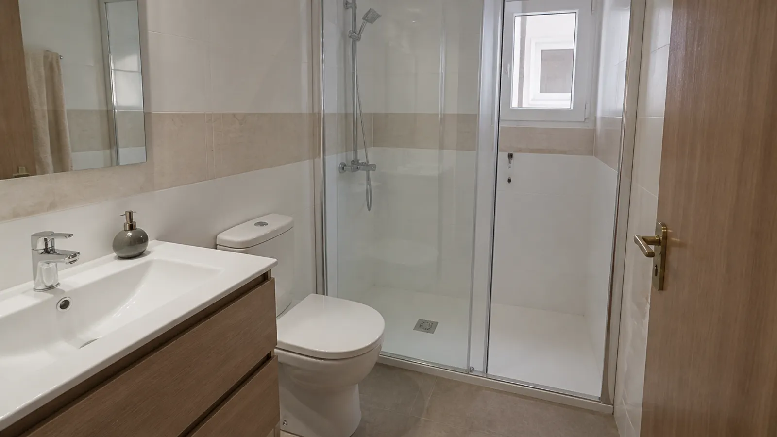 Plato de ducha extraplano con mampara corredera en el baño de un piso antiguo