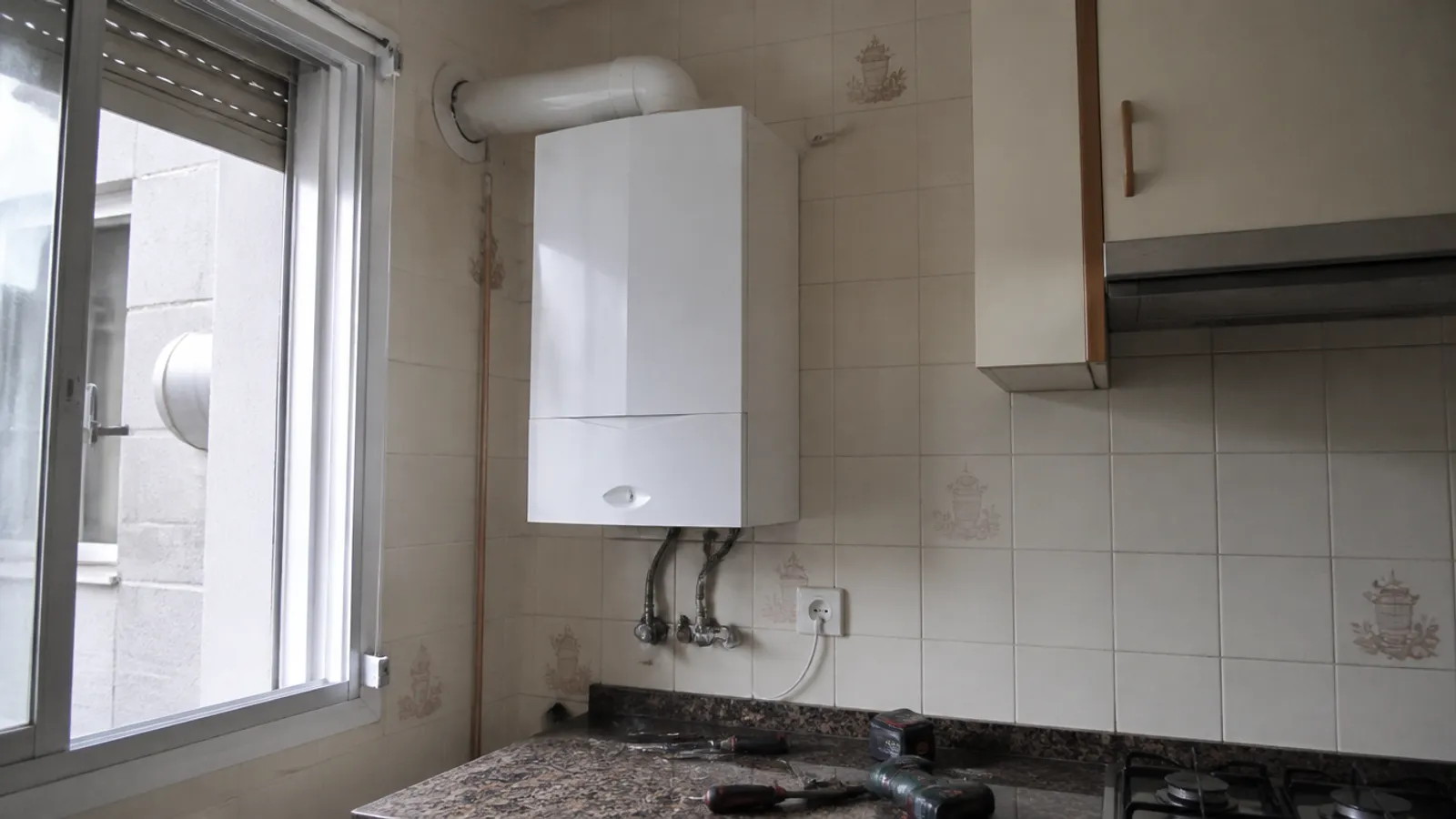 Calentador de gas estanco recién instalado en la cocina de un piso de los setenta